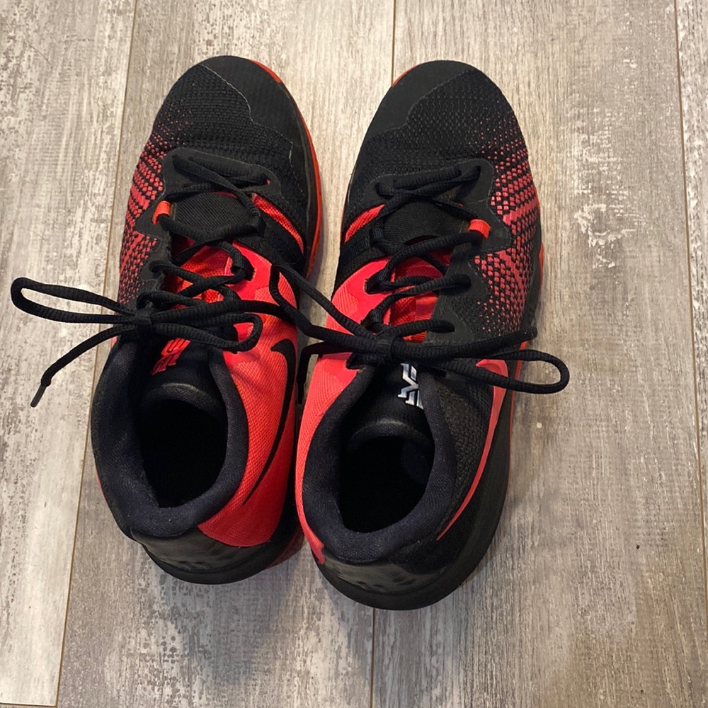 Kyrie fly trap basketball shoes